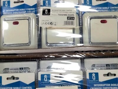 Lote de interruptores conmutadores Aigostar con piloto, nuevos en blíster