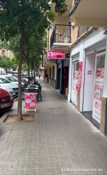 Salón de estética en funcionamiento junto al metro de Benimaclet, con dos entradas