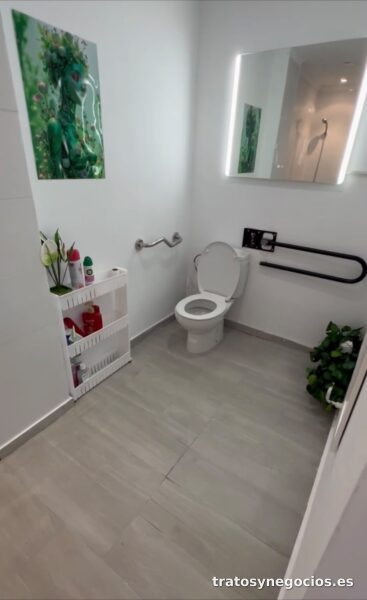 Salón de estética en funcionamiento junto al metro de Benimaclet, con dos entradas