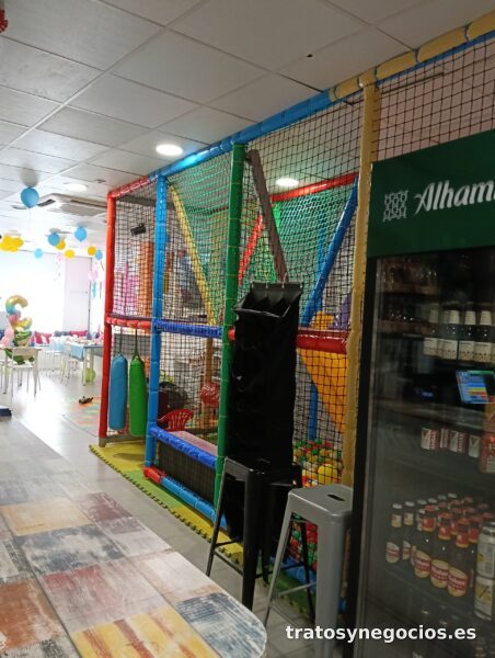 TRASPASO CAFETERÍA-BAR CON ZONA INFANTIL
