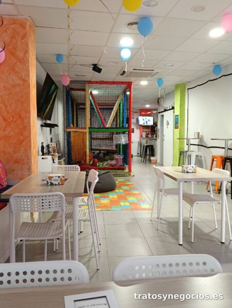 TRASPASO CAFETERÍA-BAR CON ZONA INFANTIL