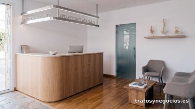Consulta de fisioterapia en local propio, equipada y con pacientes
