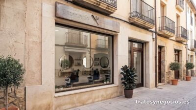 Peluquería en funcionamiento con tres puestos, zona centro