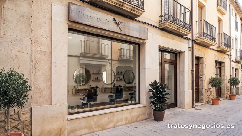 Peluquería en funcionamiento con tres puestos, zona centro